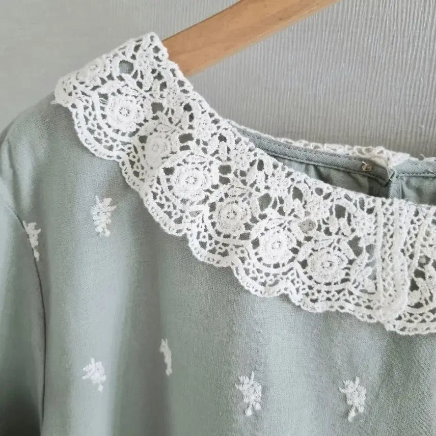 [BUNJANG] Mint Lace Collar Blouse with Punching Detail / 레이스 카라 블라우스 민트색 펀칭 반팔