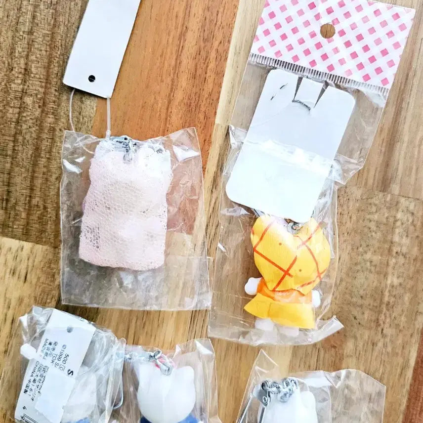 [BUNJANG] Kitty 5-Piece Set Keychain / 키티5종세트, 교복 키티, 드레스업 키티 키링, 초소형 키티 키링