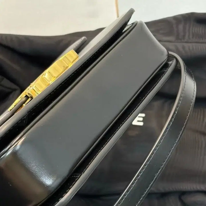 [BUNJANG] Celine Triomphe Shoulder Bag - Black / 셀린느 트리옹프 숄더백 블랙  여성 가방