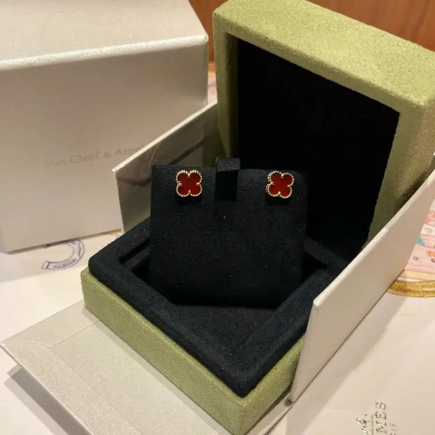 [SOLD OUT] 반클리프 아펠 스위트 알함브라 레드 아게이트 피어스