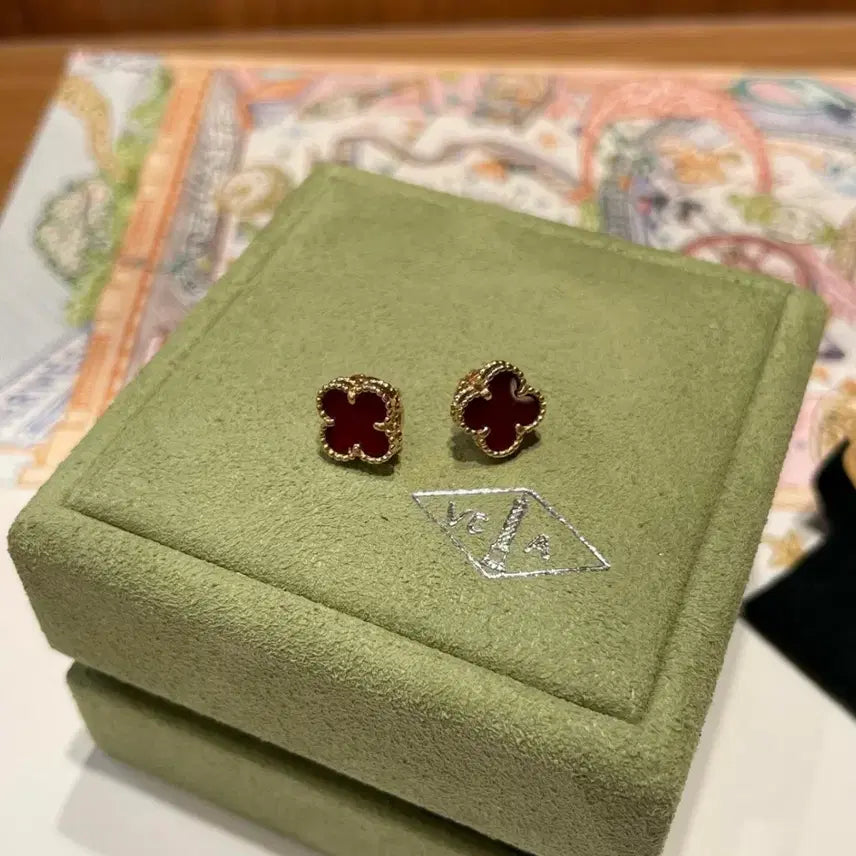 [SOLD OUT] 반클리프 아펠 스위트 알함브라 레드 아게이트 피어스
