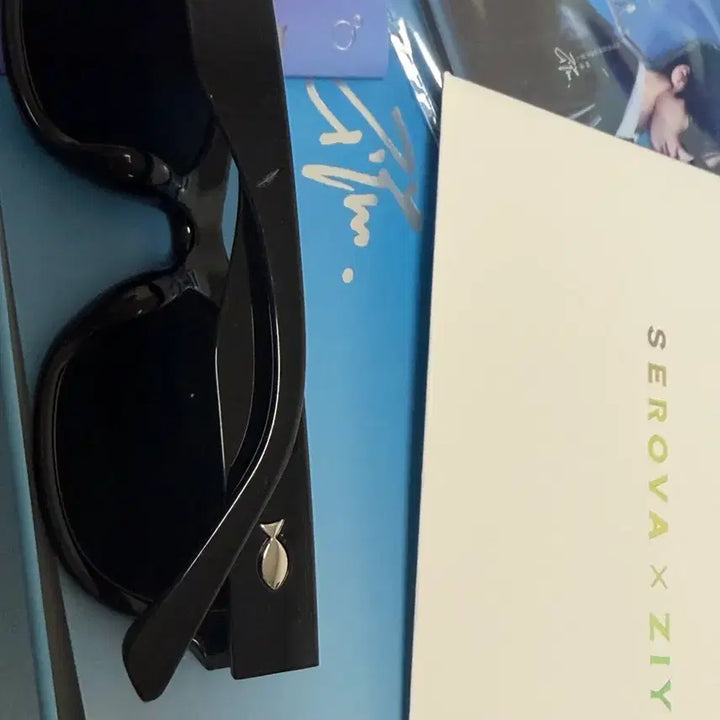 [BUNJANG] Serova X Tzuyu Limited Edition Fish Engraved Sunglasses / 즈위 세로바 SEROVA 한정판 물고기 각인 선글라스