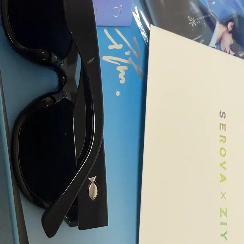 [BUNJANG] Serova X Tzuyu Limited Edition Fish Engraved Sunglasses / 즈위 세로바 SEROVA 한정판 물고기 각인 선글라스