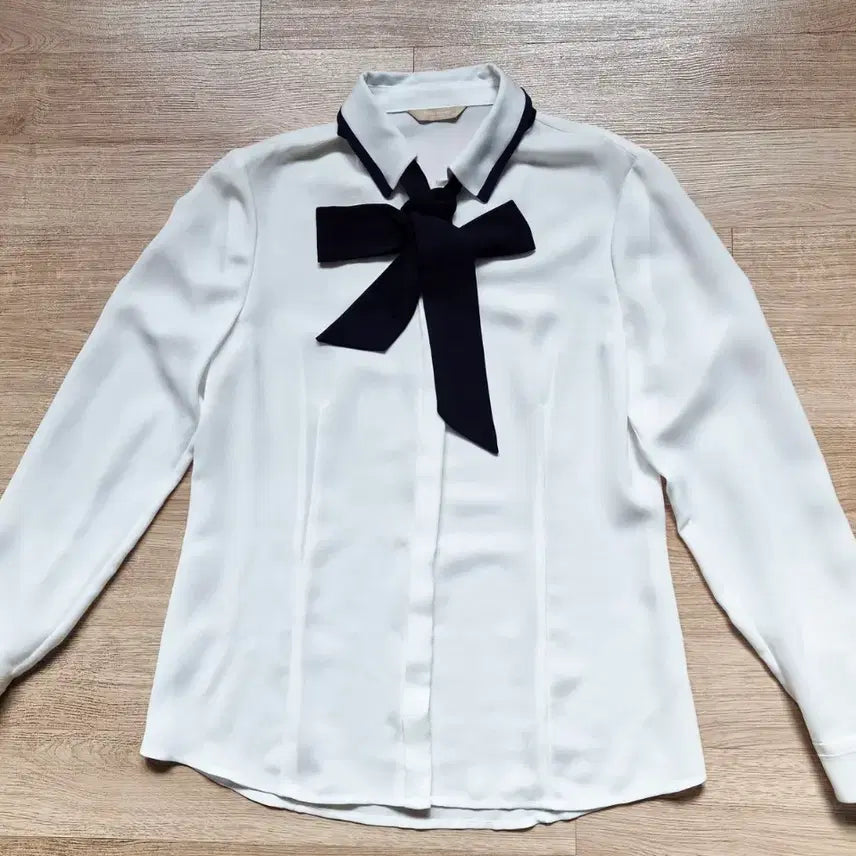 [BUNJANG] LIST Beige Blouse &amp; Olivia Haskell White Blouse Bundle Set / (택달린새상품)리스트 베이지 블라우스와 올리이바허슬러 블라우스 2개 일괄