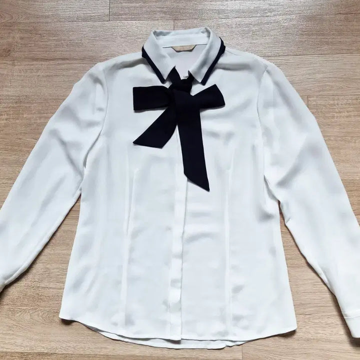 [BUNJANG] LIST Beige Blouse &amp; Olivia Haskell White Blouse Bundle Set / (택달린새상품)리스트 베이지 블라우스와 올리이바허슬러 블라우스 2개 일괄