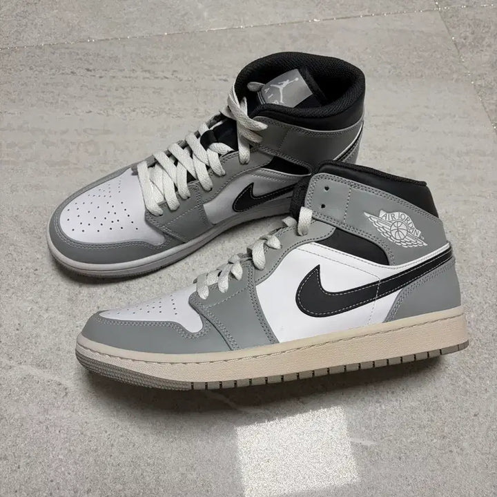 [BUNJANG] Nike Jordan 1 Mid Light Smoke Grey Anthracite Sneakers / 새상품 조던 1 미드 라이트 스모크 그레이 앤트러사이트 270