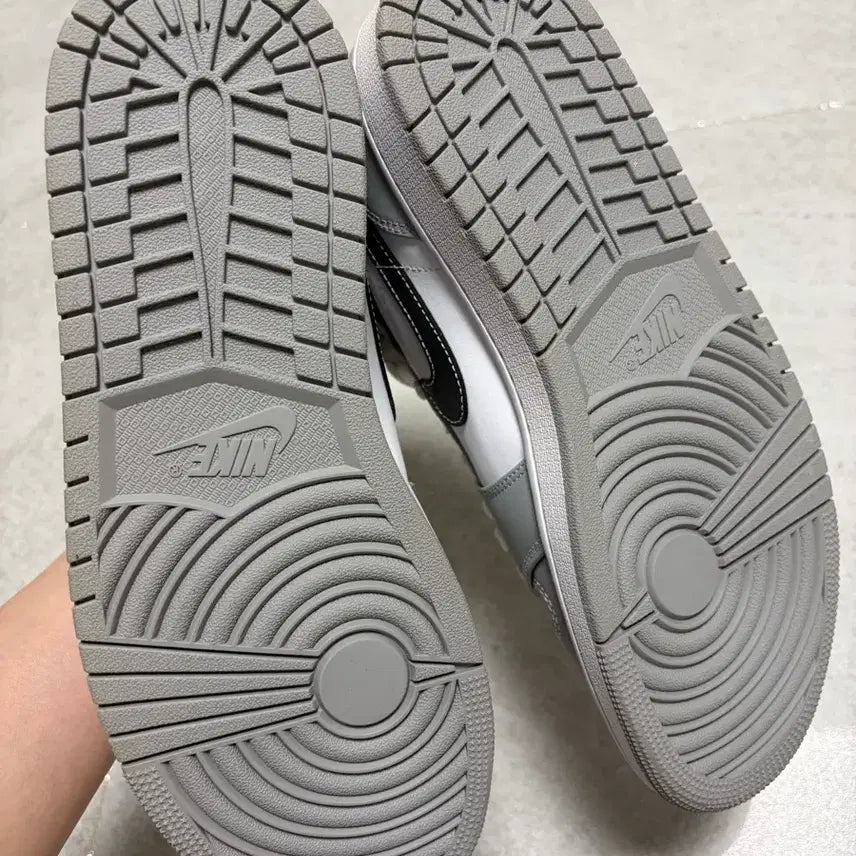[BUNJANG] Nike Jordan 1 Mid Light Smoke Grey Anthracite Sneakers / 새상품 조던 1 미드 라이트 스모크 그레이 앤트러사이트 270