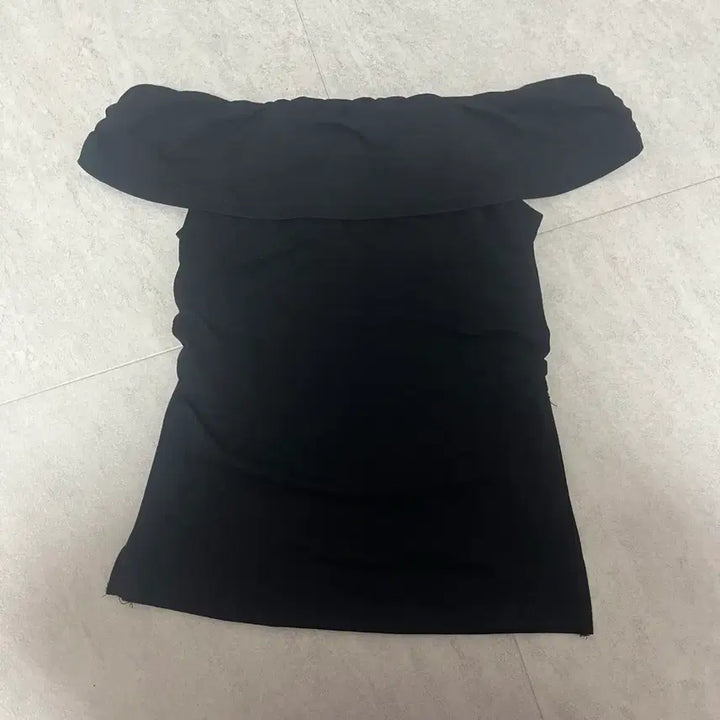 [BUNJANG] Off-Shoulder Shirred T-Shirt with Slit Hem - Black / 밑단 슬릿 셔링 오프숄더 티셔츠 블랙