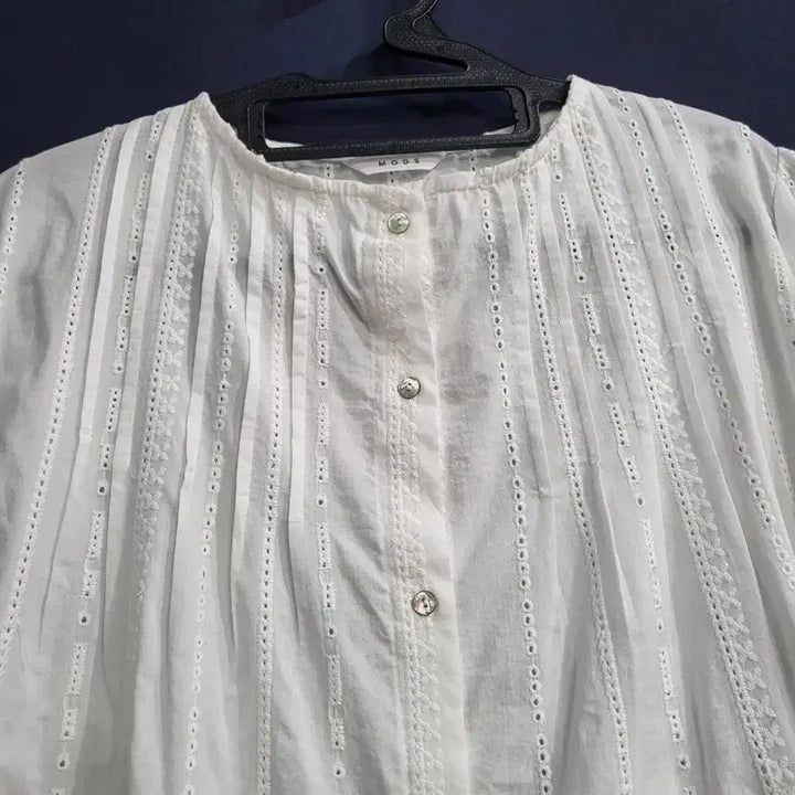 [BUNJANG] MODS Cotton Punching Blouse / MODS 모즈 순면 펀칭 블라우스(새상품)