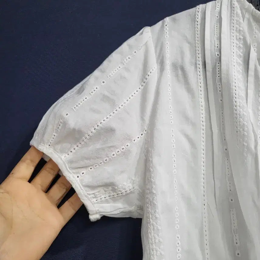 [BUNJANG] MODS Cotton Punching Blouse / MODS 모즈 순면 펀칭 블라우스(새상품)
