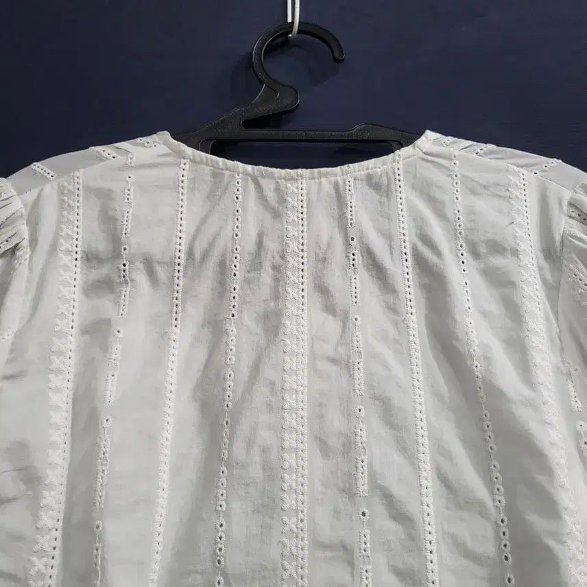 [BUNJANG] MODS Cotton Punching Blouse / MODS 모즈 순면 펀칭 블라우스(새상품)