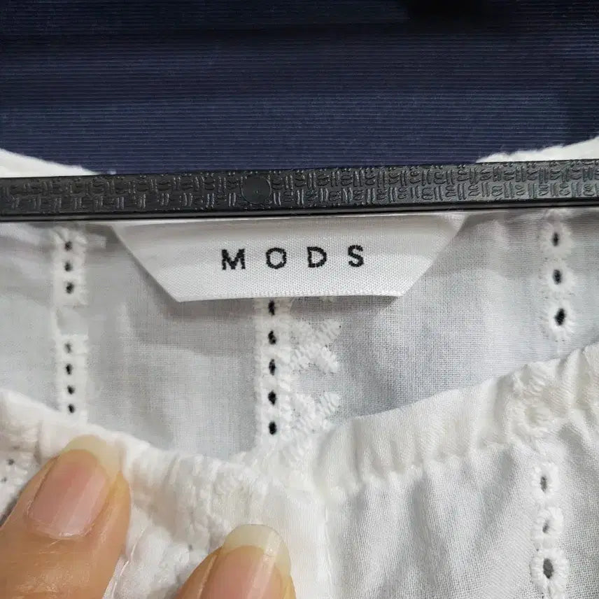 [BUNJANG] MODS Cotton Punching Blouse / MODS 모즈 순면 펀칭 블라우스(새상품)