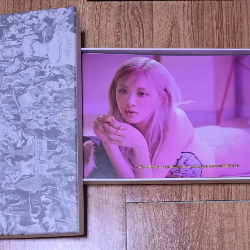 [BUNJANG] BLACKPINK Rosé Photo Collage Canvas, Lisa Photobook &amp; CD Set / 블랙핑크 로제 포토 콜라주 캔버스 CD와 리사 포토집과 CD3개