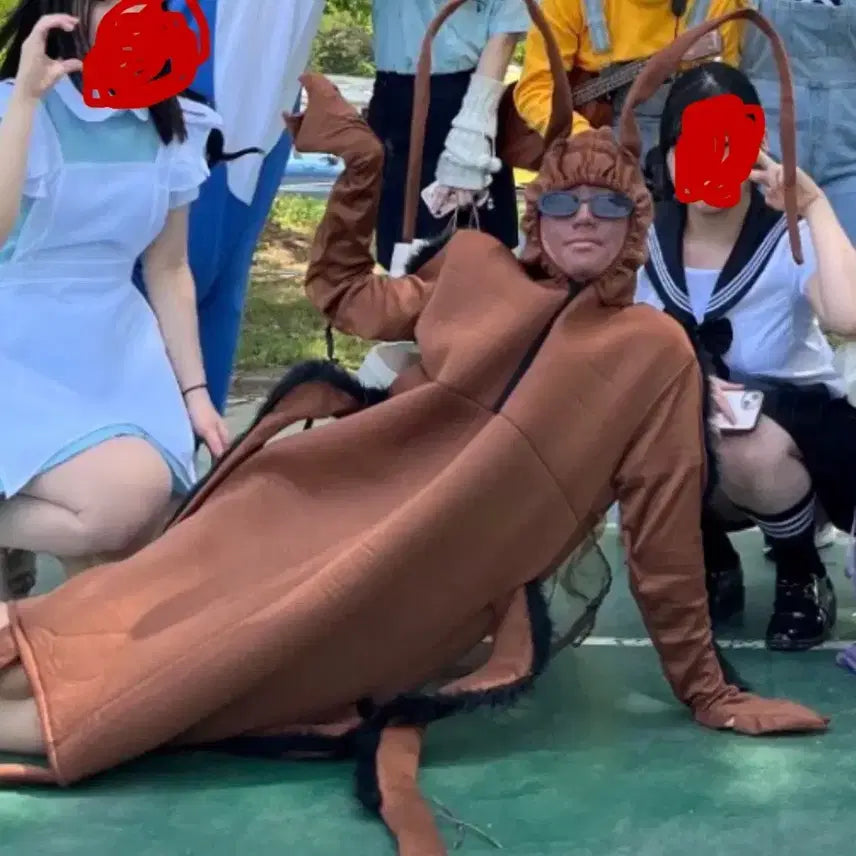 [BUNJANG] Cockroach Costume Rental for Graduation Photos / 보증금x 졸업사진 바퀴벌레 대여해드려요