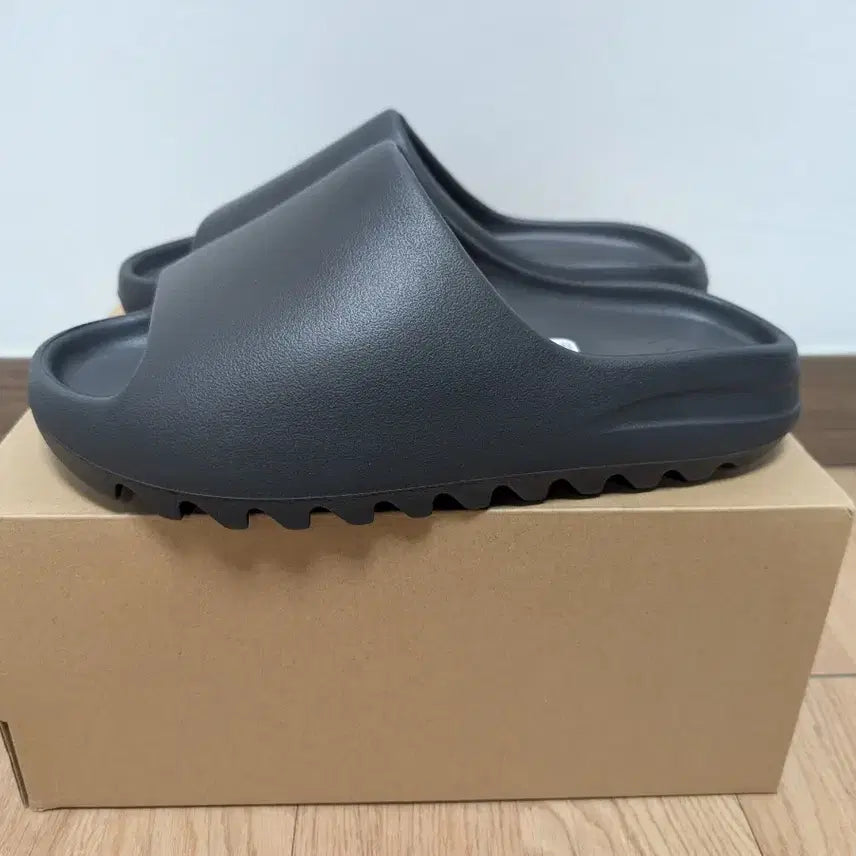 [BUNJANG] Adidas Yeezy Slide Onyx 275 / (새상품)아디다스 이지 슬라이드 오닉스 275