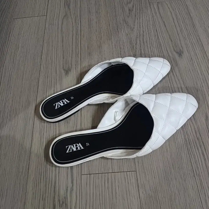 [BUNJANG] ZARA Quilted White Mule Slippers / 자라 ZARA 퀼팅 화이트 뮬 슬리퍼235