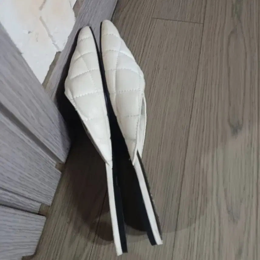 [BUNJANG] ZARA Quilted White Mule Slippers / 자라 ZARA 퀼팅 화이트 뮬 슬리퍼235
