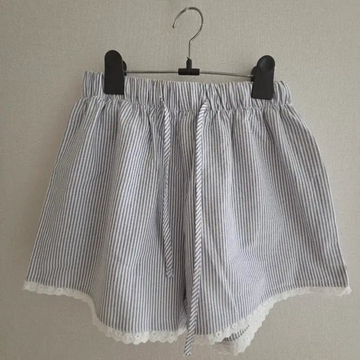 [SOLD OUT] 스트라이프 레이스 반바지