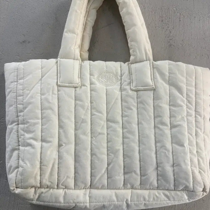 [BUNJANG] Sienne Padded Tote Bag Ivory / 시엔느 패딩 토트백 아이보리