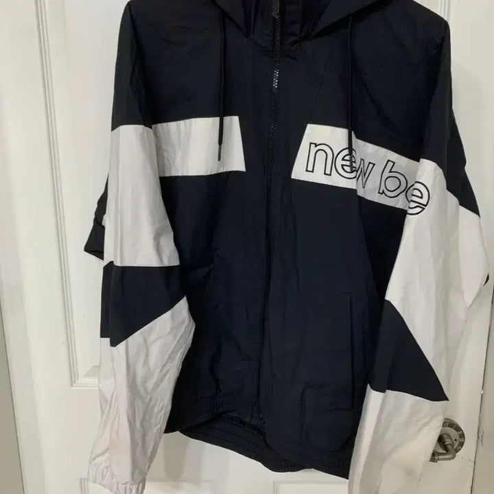 [SOLD OUT] 뉴발란스 블랙/화이트 후드 바람막이 여m
