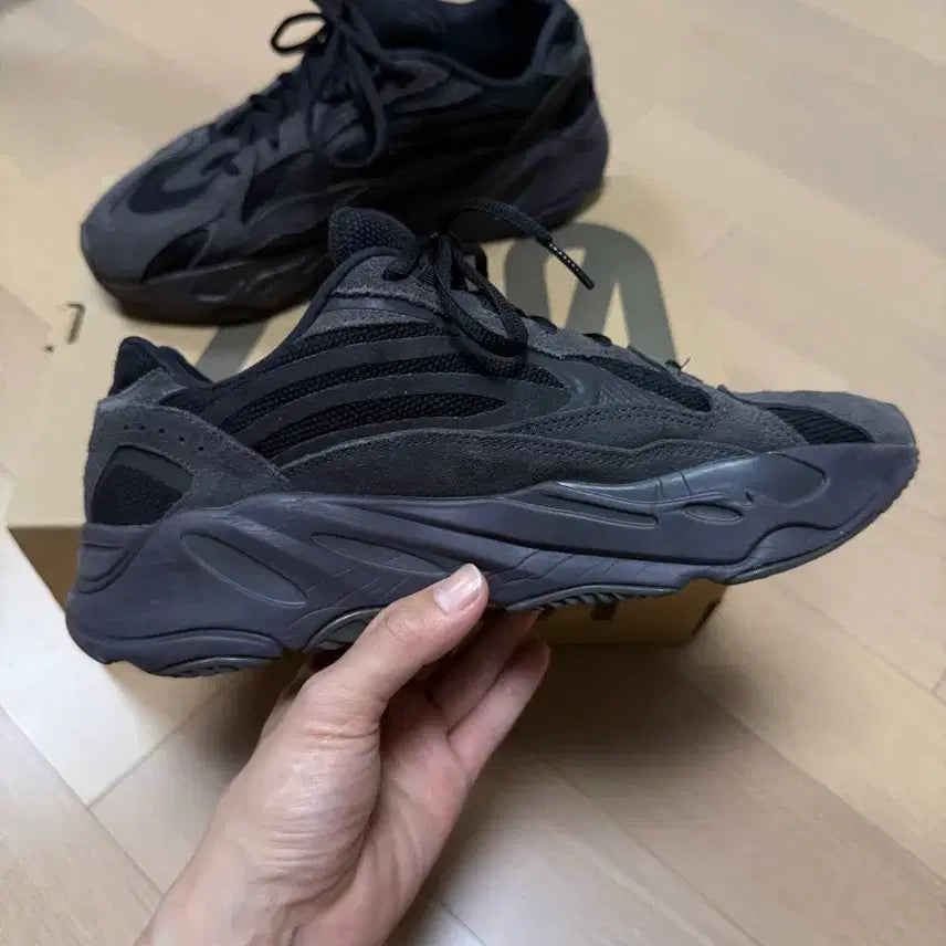 [BUNJANG] Adidas Yeezy Boost 700 V2 Sneakers / 이지 부스트 700 V2 반타
