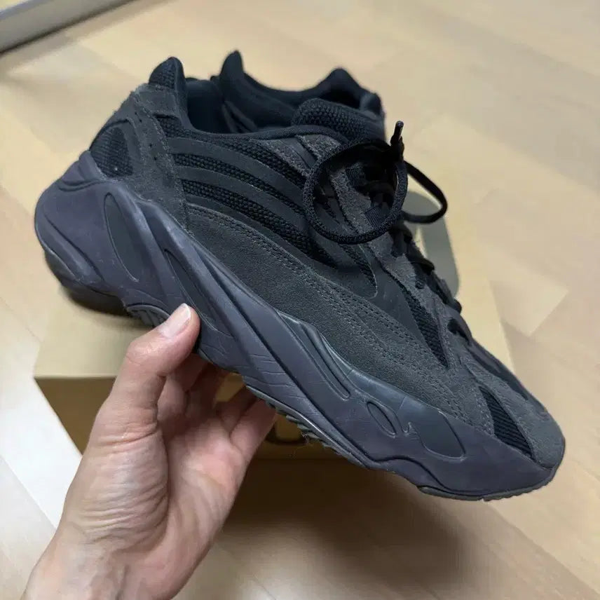 [BUNJANG] Adidas Yeezy Boost 700 V2 Sneakers / 이지 부스트 700 V2 반타