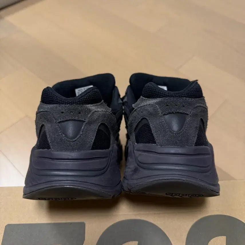 [BUNJANG] Adidas Yeezy Boost 700 V2 Sneakers / 이지 부스트 700 V2 반타