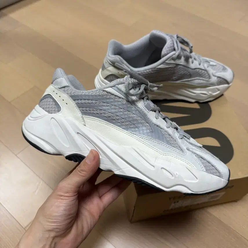[BUNJANG] Adidas Yeezy Boost 700 V2 Static Sneakers / 이지 부스트 700 V2 스태틱