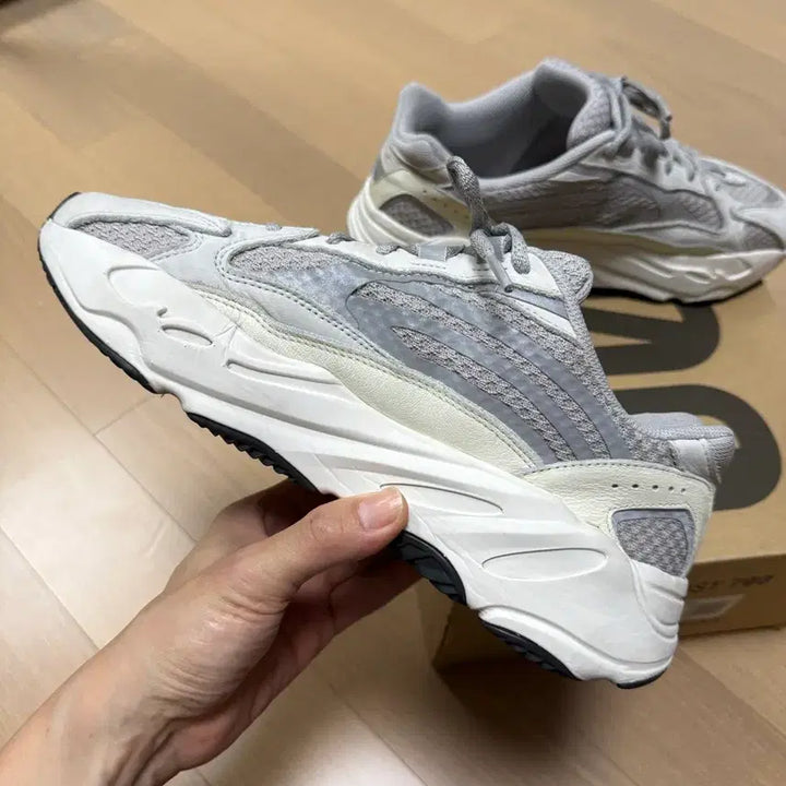 [BUNJANG] Adidas Yeezy Boost 700 V2 Static Sneakers / 이지 부스트 700 V2 스태틱