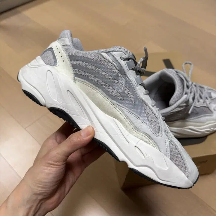[BUNJANG] Adidas Yeezy Boost 700 V2 Static Sneakers / 이지 부스트 700 V2 스태틱
