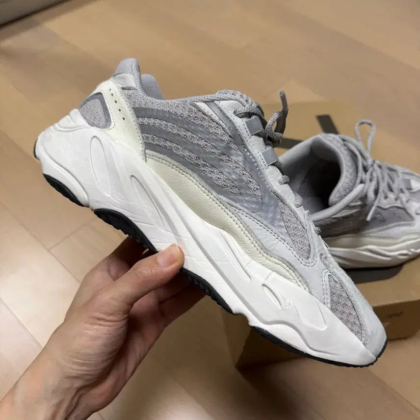 [BUNJANG] Adidas Yeezy Boost 700 V2 Static Sneakers / 이지 부스트 700 V2 스태틱