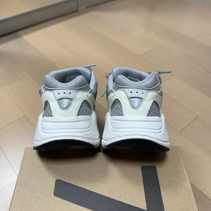 [BUNJANG] Adidas Yeezy Boost 700 V2 Static Sneakers / 이지 부스트 700 V2 스태틱