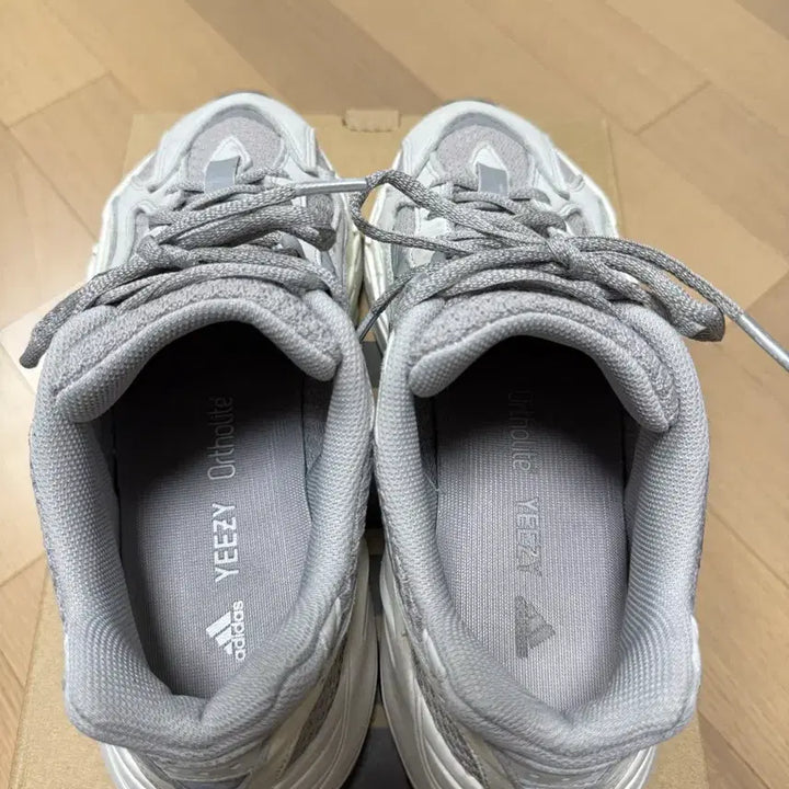 [BUNJANG] Adidas Yeezy Boost 700 V2 Static Sneakers / 이지 부스트 700 V2 스태틱