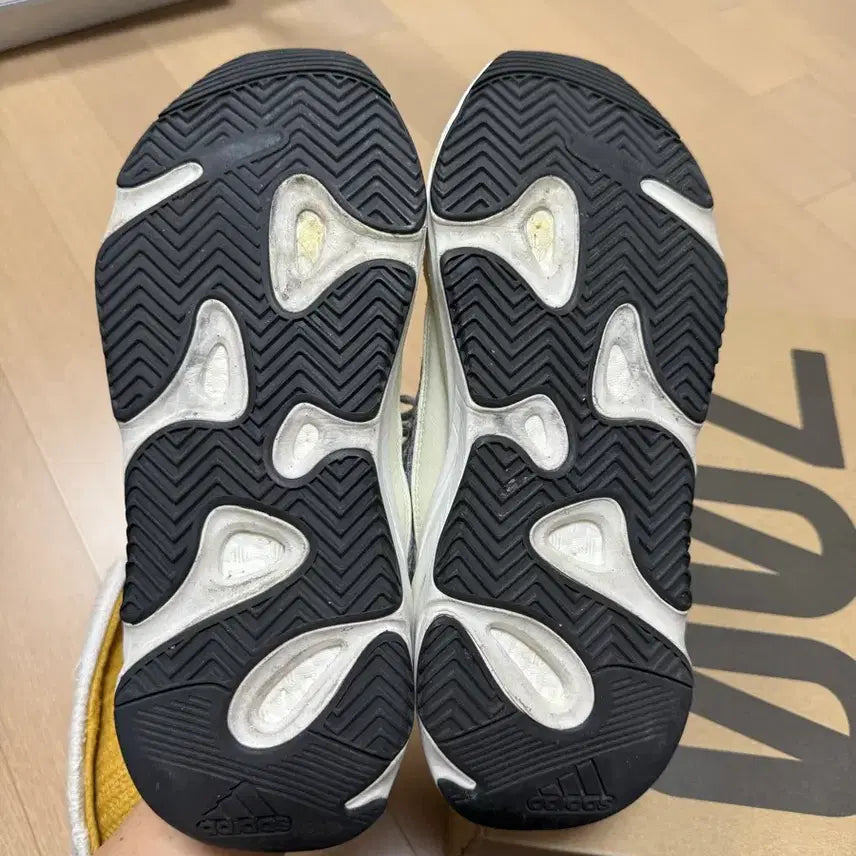 [BUNJANG] Adidas Yeezy Boost 700 V2 Static Sneakers / 이지 부스트 700 V2 스태틱