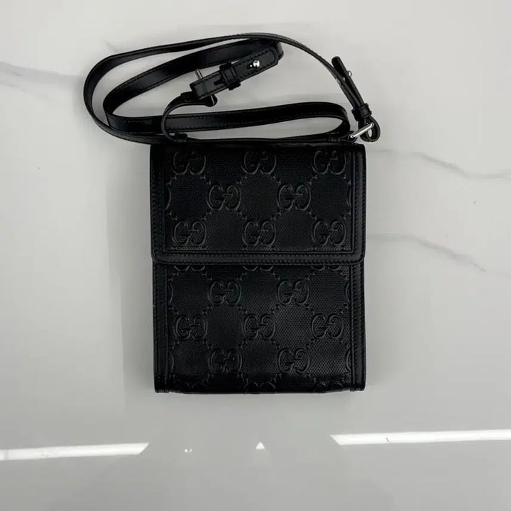 [BUNJANG] Gucci GG Emboss Messenger Crossbody Bag / 구찌 GG 엠보스 메신저 크로스백
