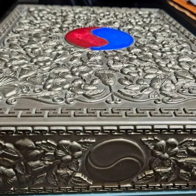 [BUNJANG] Korean Flag Display Case with 2 Vintage Taegeukgi Flags / 국기함 근대사 수집용 태극기2장