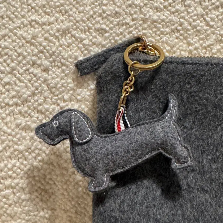 [BUNJANG] Thom Browne Seongsu Exclusive Pouch Small + Dachshund Keyring / 톰브라운 성수 한정 클러치 스몰 + 닥스훈트 키링