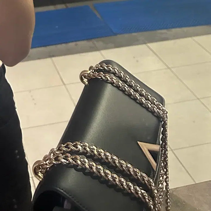 [BUNJANG] Velour Black Crossbody Bag with Chain Detail / 벨류엣 크로스백
