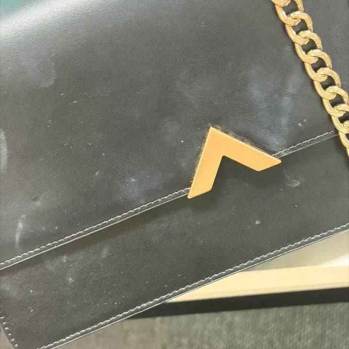 [BUNJANG] Velour Black Crossbody Bag with Chain Detail / 벨류엣 크로스백
