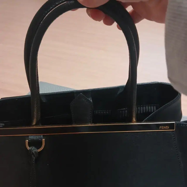 [SOLD OUT] 펜디 블랙 가죽 토트백 라지사이즈