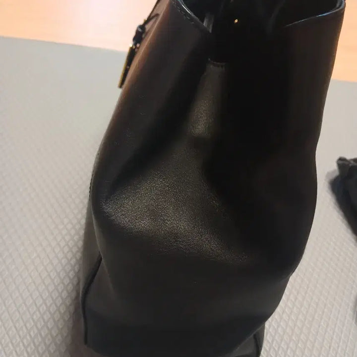 [SOLD OUT] 펜디 블랙 가죽 토트백 라지사이즈
