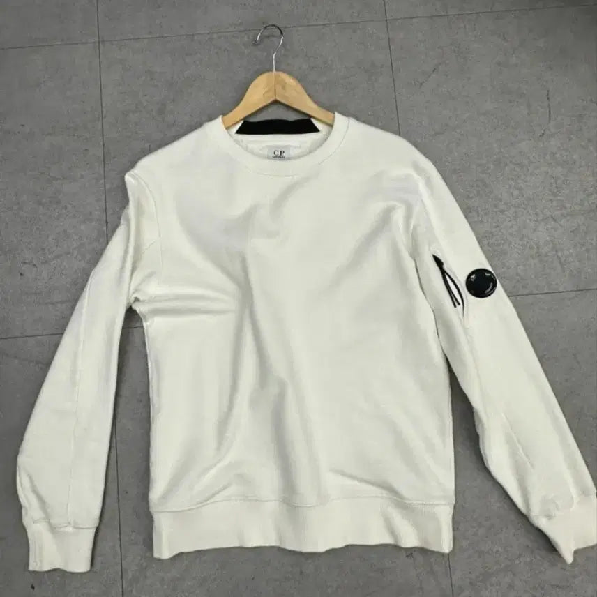[BUNJANG] C.P. Company Lens Crewneck Sweatshirt - Goggle Detail / C.P. Company 렌즈 맨투맨 / 고글 디테일 / 정품 / 인기모델