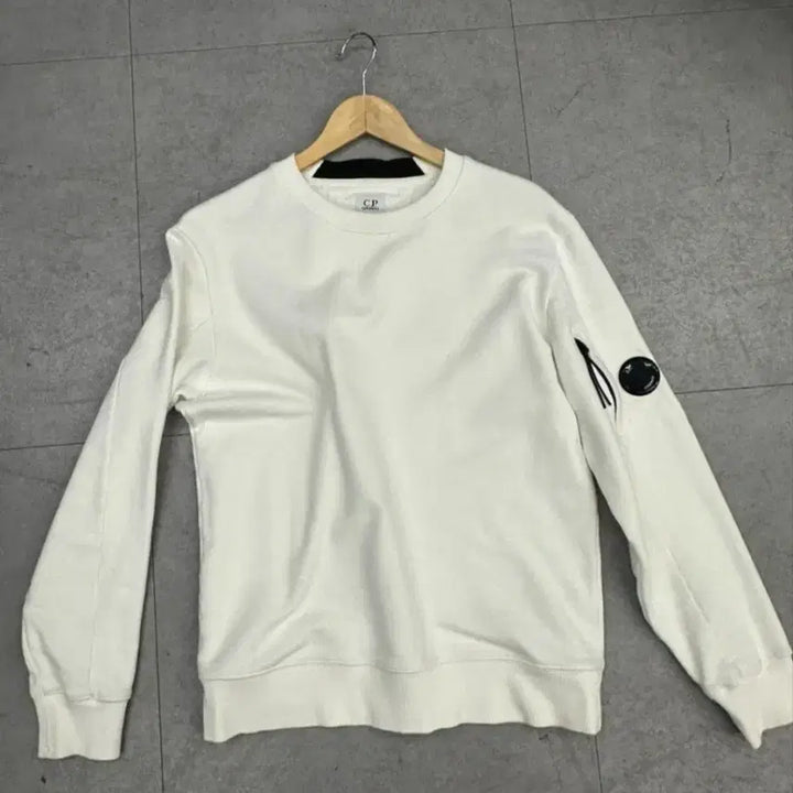 [BUNJANG] C.P. Company Lens Crewneck Sweatshirt - Goggle Detail / C.P. Company 렌즈 맨투맨 / 고글 디테일 / 정품 / 인기모델