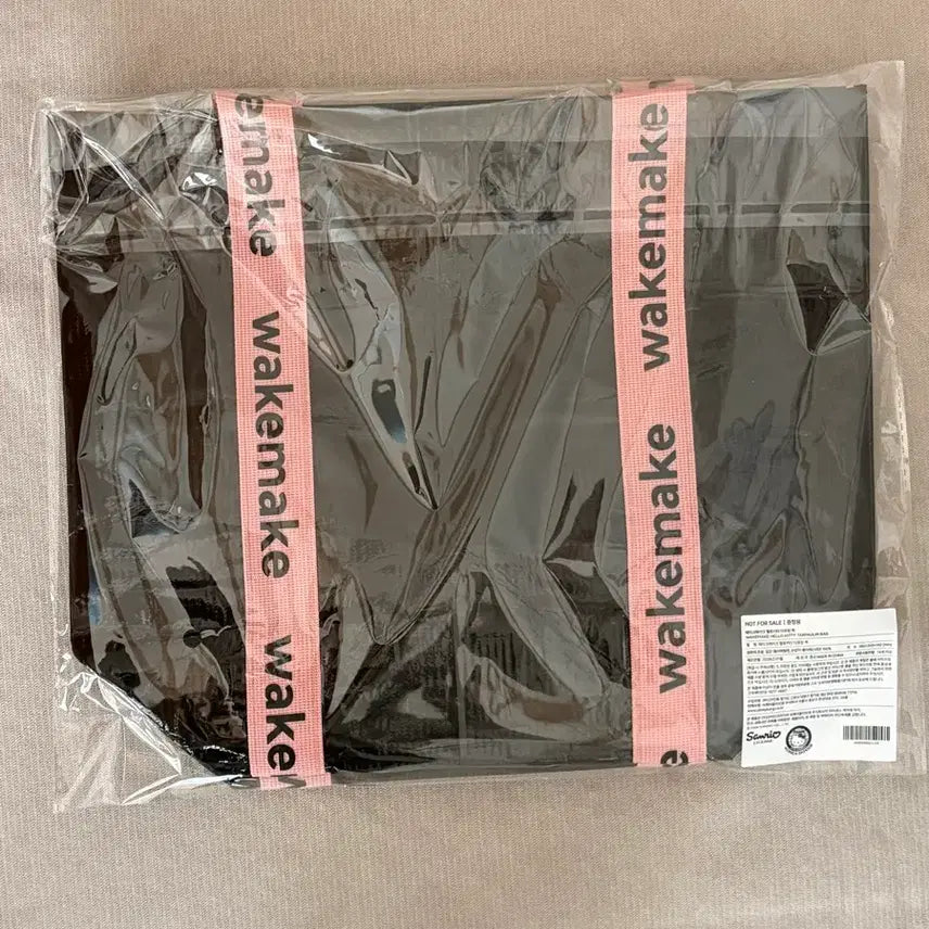 [BUNJANG] WAKEMAKE Hello Kitty Tarpaulin Bag / 웨이크메이크 헬로키티 타포린백(새상품)
