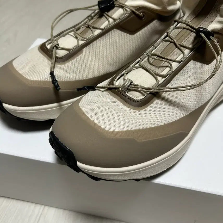 [BUNJANG] Descente Shift Trail Beige Sneakers / [270] youth 유스 데상트 쉬프트트레일 베이지