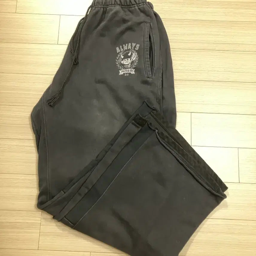 [BUNJANG] Polytelu P.E Graphic Sweat Pants Washed Black (Size 2) / 폴리테루 P.E 그래픽 스웻 팬츠 워시드 블랙(2)