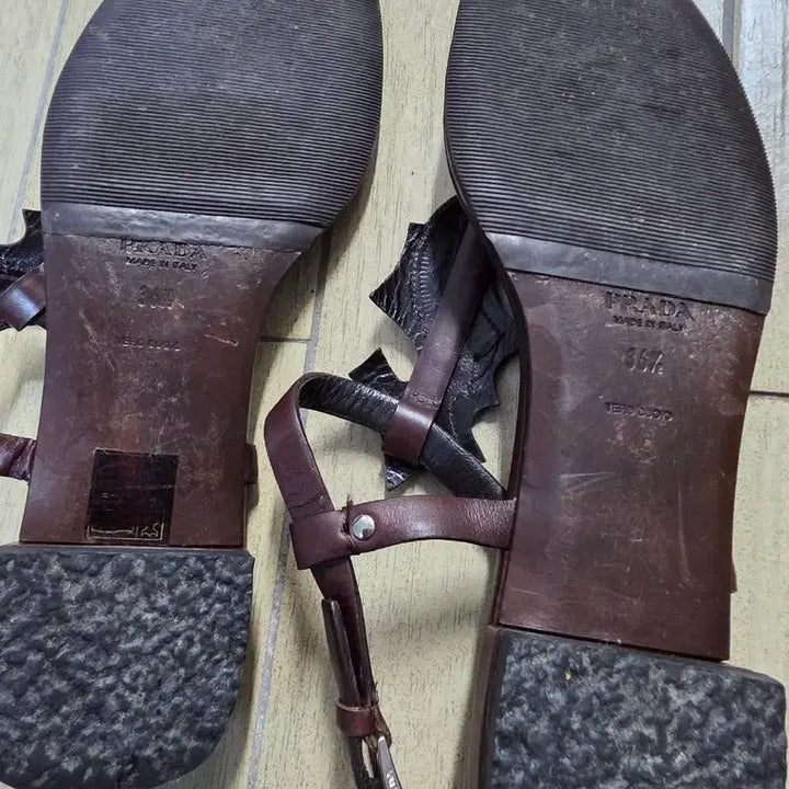 [SOLD OUT] 프라다 브라운 가죽 쪼리 샌들