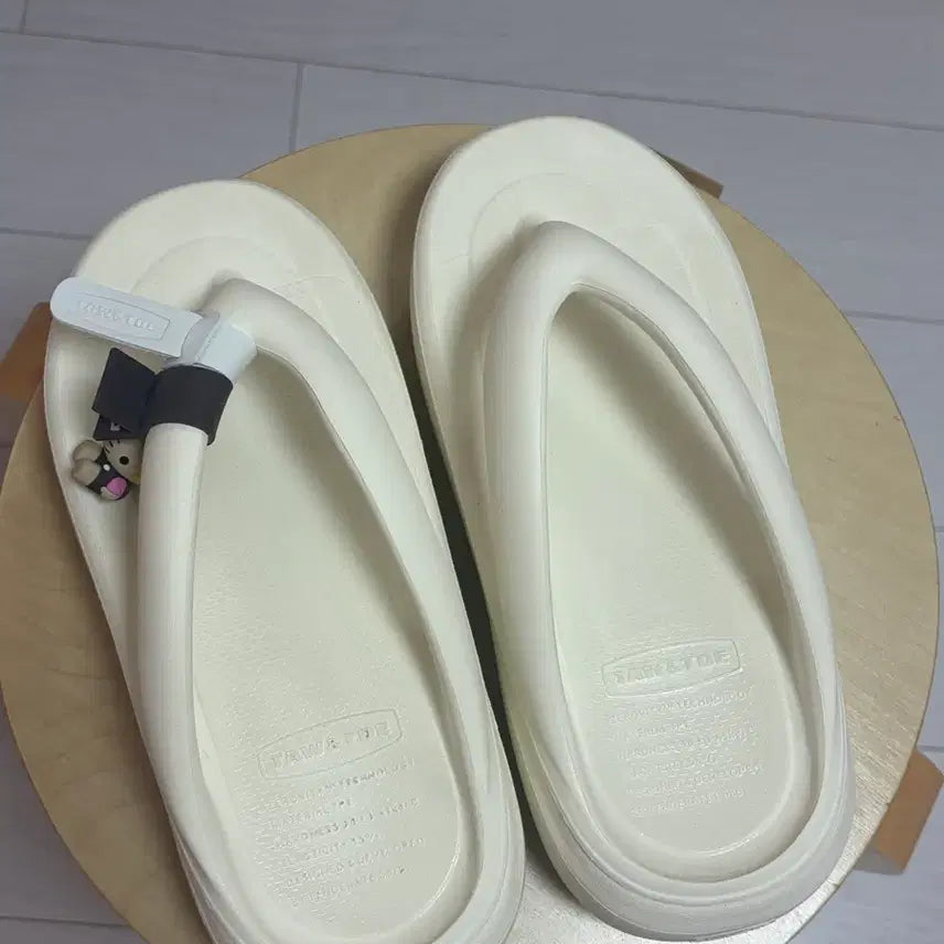 [SOLD OUT] 토앤토x키티 콜라보 240사이즈