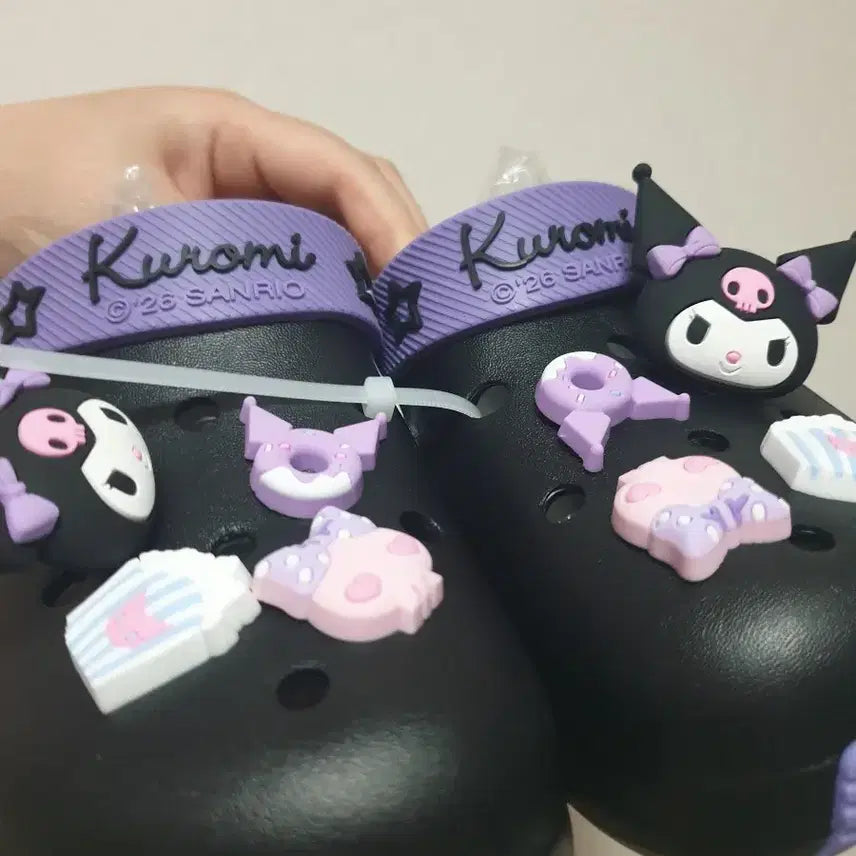 [SOLD OUT] 240 쿠로미 지비츠 크록스 팝니다