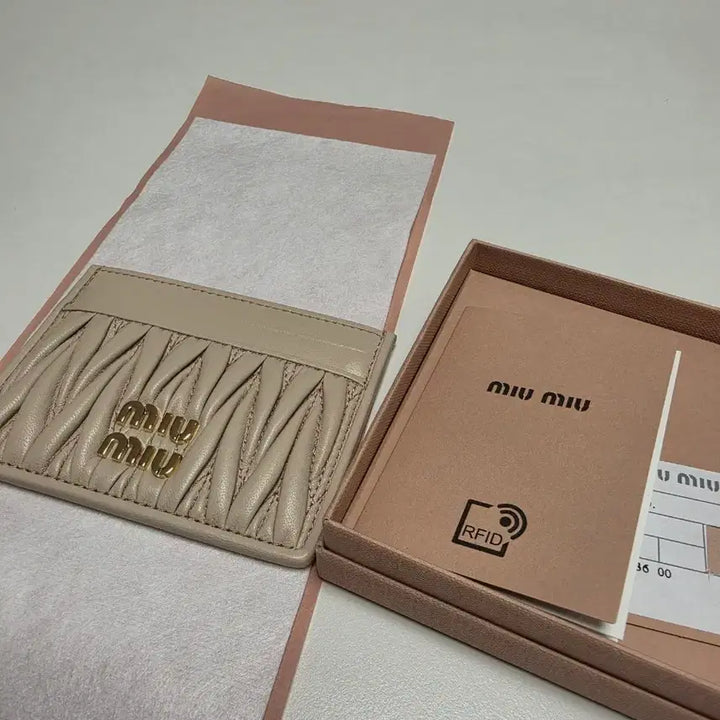 [BUNJANG] Miu Miu Matelassé Card Wallet Powder Pink / 미우미우 마테라쎄 카드지갑 파우더핑크 새상품